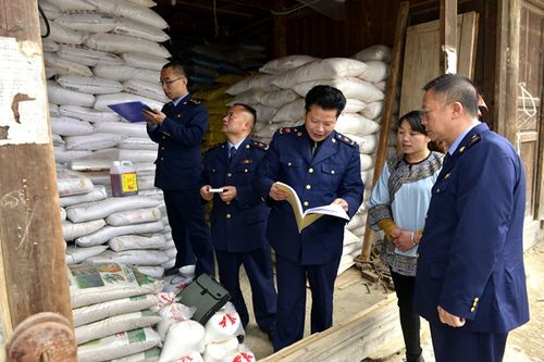 3月10日榕江县市场监督管理局工作人员在兴华乡对化肥销售点进行检查.